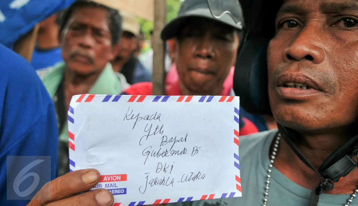 Seorang tukang becak menunjukkan amplop berisi surat untuk Gubernur DKI, Basuki Tjahaja Purnama saat melakukan unjuk rasa di Balai Kota Jakarta, Kamis (28/1). Aksi tersebut terkait larangan para tukang becak untuk beroperasi. (Liputan6.com/Yoppy Renato)