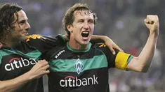 Werder Bremen's midfielder Frank Baumann celebrates with Claudio Pizarro after scoring the 1-3 during the UEFA Cup semi-final, second leg football match against Hamburger SV (Germany) on May 7, 2009. AFP PHOTO DDP/DAVID HECKER 