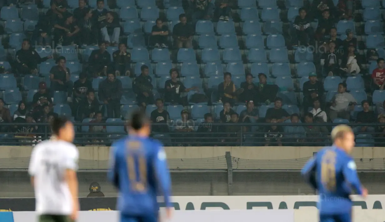 Penonton tanpa atribut Persib Bandung hadir mendukung timnya melawan PS TNI pada lanjutan Liga 1 2017 di Stadion Si Jalak Harupat, Sabtu (05/8/2017). Persib menang 3-1. (Bola.com/Nicklas Hanoatubun)