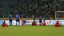 Para pemain Timnas Indonesia U-23 terduduk di lapangan usai dikalahkan Thailand. (Bola.com/Ikhwan Yanuar)