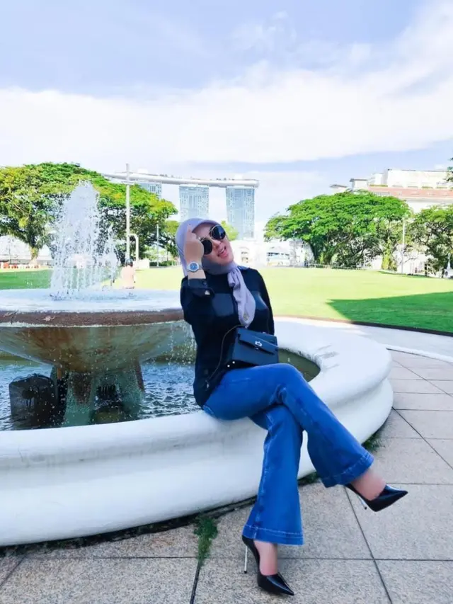 Outfit Syahrini kembali ke Singapura