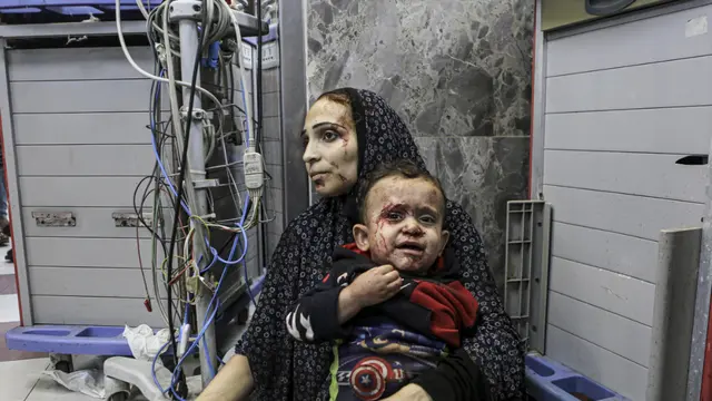 Korban serangan rumah sakit di Gaza, Palestina, Selasa (17/10/2023).
