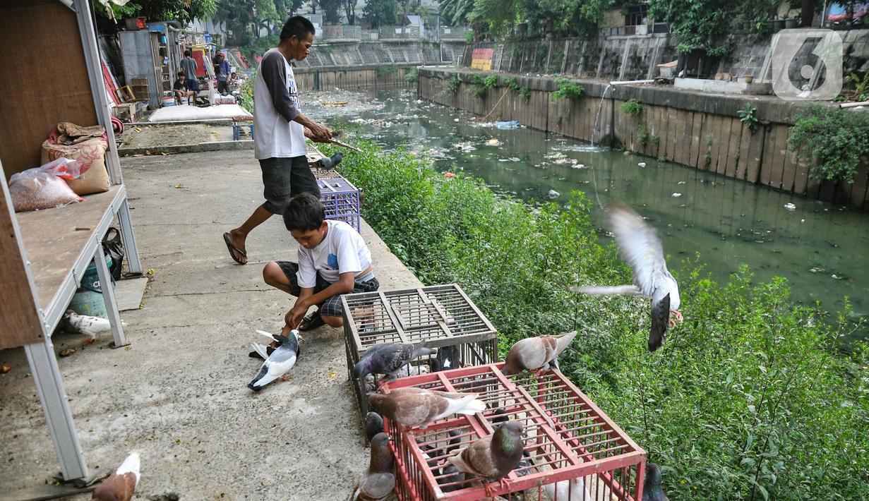 Minimnya lahan terbuka di wilayah perkampungan Ibu Kota menyebabkan warga terpaksa menjadikan bantaran kali sebagai tempat bermain.  (merdeka.com/Iqbal S. Nugroho)