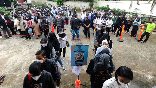 Antrean Pelamar Kerja di Bursa Kerja Mini Disnaker Depok
