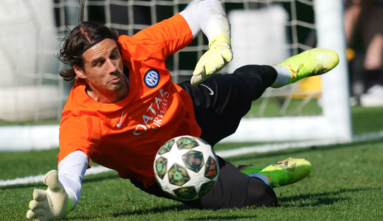 Kiper Inter Milan, Yann Sommer, berusaha menangkap bola saat mengikuti sesi latihan jelang laga final Liga Champions melawan PSG di Appiano Gentile, Senin (26/5/2025). (AP Photo/Antonio Calanni)