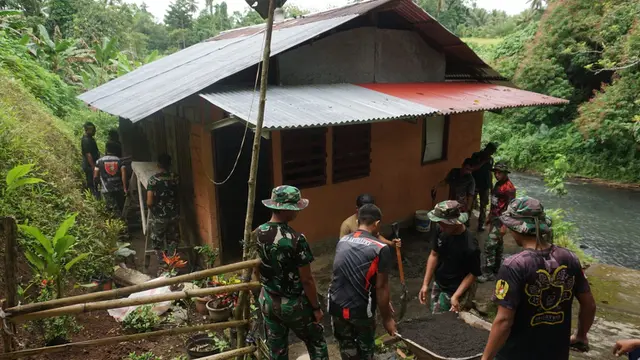 Renovasi rumah warga, menjadi salah satu sasaran program TMMD di Kampung Lahendong. (Foto: Yoseph Ikanubun/Liputan6.com)