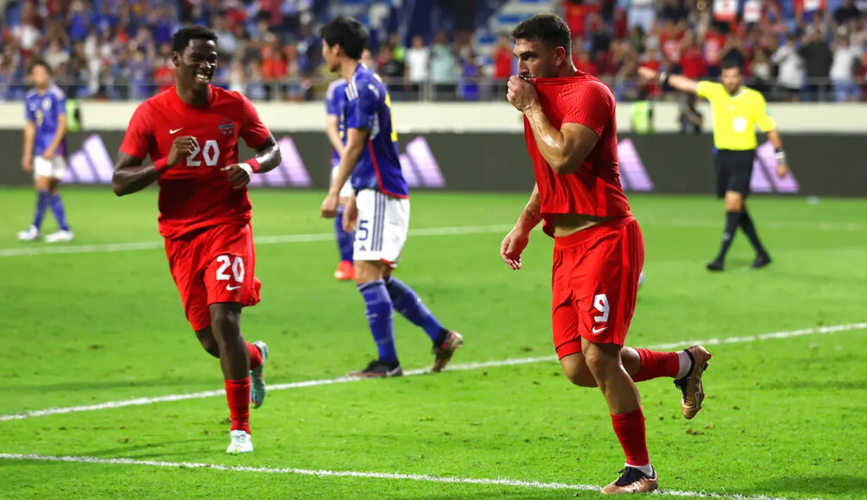 Pemain Kanada Lucas Cavallini (kanan) merayakan setelah mencetak gol dari tendangan penalti ke gawang Jepang pada pertandingan persahabatan di Dubai, 17 November 2022. Kanada mengalahkan Jepang dengan skor 2-1. (AP Photo/Christopher Pike)