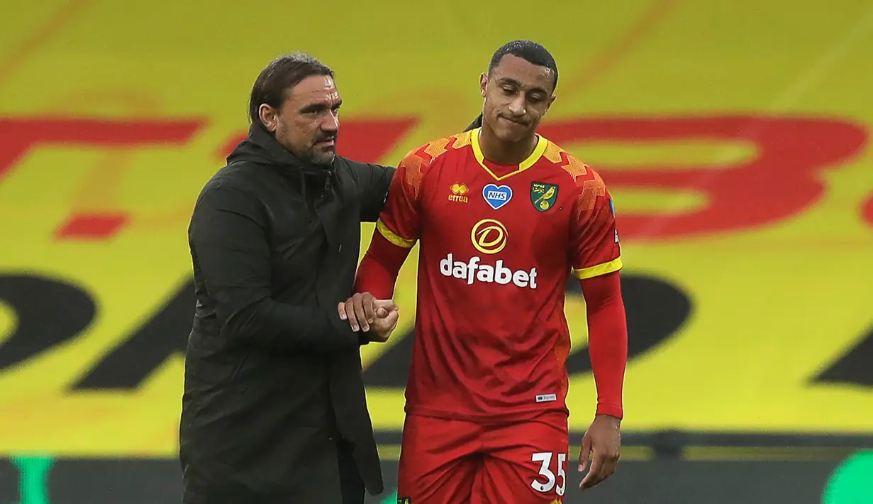 Pelatih Norwich City, Daniel Farke, menyemangati pemainnya usai dikalahkan Watford pada laga lanjutan ke-34 di Stadion Vicarage Road, Rabu (8/7/2020) dini hari WIB. Watford menang 2-1 atas Norwich City. (AFP/Matt Dunham/various sources)