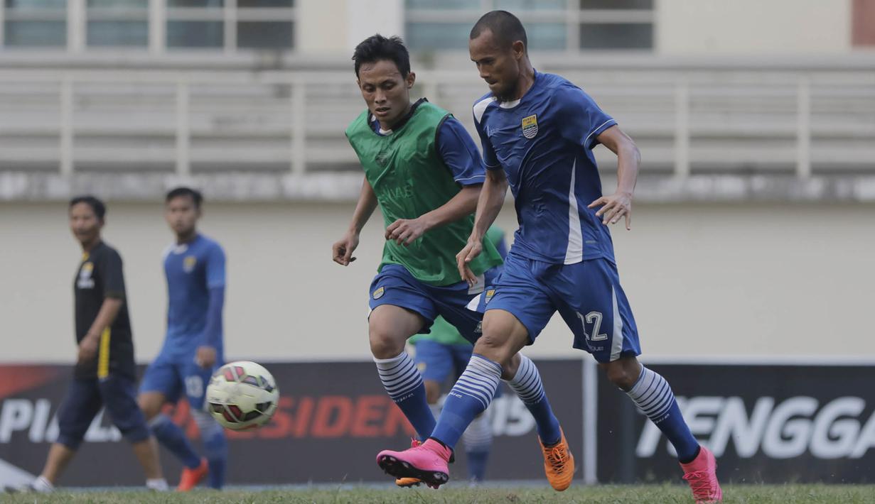 Pemain Persib, Supardi berusaha mengoper bola saat latihan jelang semi final Piala Presiden melawan Mitra Kukar di Stadion Aji Imbut, Tenggarong, Kaltim, Sabtu (3/10/2015). (Bola.com/Vitalis Yogi Trisna)