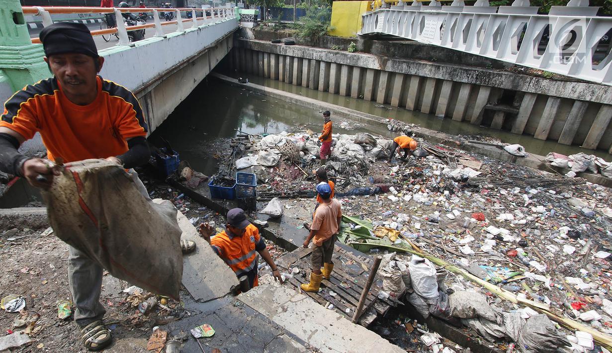 Petugas PPSU membersihkan sampah yang menumpuk di Kali Cideng, Jakarta Pusat, Senin (11/9). Minimnya kesadaran warga dalam membuang sampah dan menjaga lingkungan mengakibatkan sampah kembali menumpuk di kali tersebut. (Liputan6.com/Immanuel Antonius)