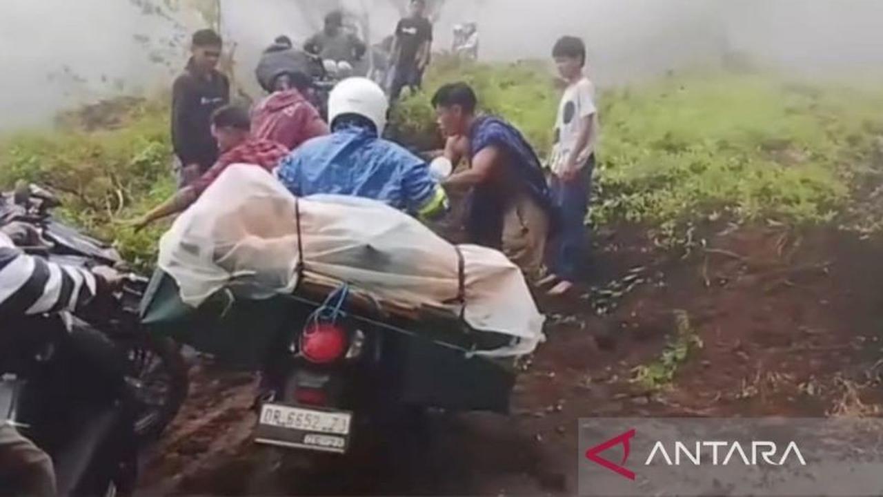 Jalan Wisata Pusuk Sembalun Rinjani Diterjang Tanah Longsor, Akses Terhambat