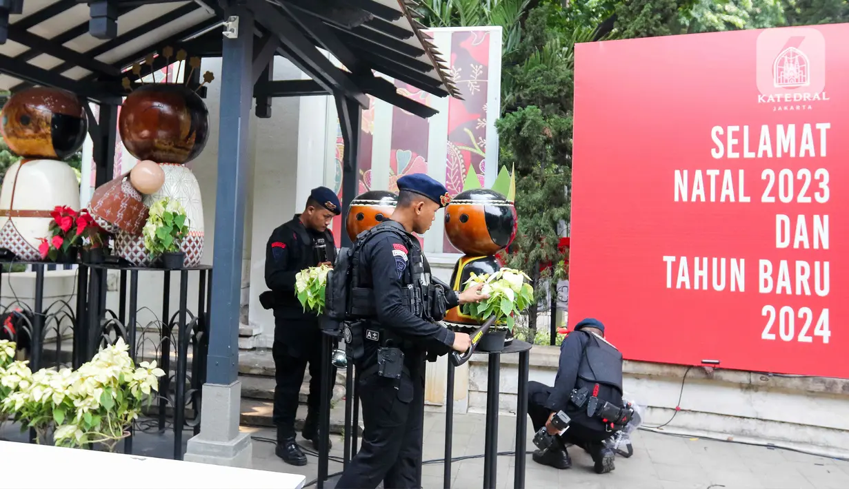 Sejumlah personel kepolisian melakukan pengecekan di area Gereja Katedral Jakarta. (Liputan6.com/Herman Zakharia)
