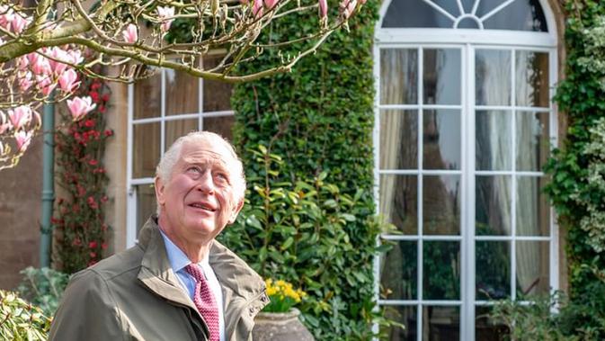<p>Raja Charles III adalah pecinta pohon, ia pun punya taman yang mempesona di rumahnya: Highgrove. Dok: Instagram @highgrovegardens</p>