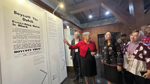 Duta Besar Australia untuk Indonesia Penny Williams menikmati pameran "Two Nations: A Friendship is Born" di Museum Bahari, Jakarta Utara, Selasa (13/8/2024). (Liputan6/Benedikta Miranti)