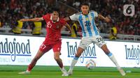 Pemain Timnas Indonesia Rafael William Struick berebut bola dengan pemain Argentina Nahuel Molina Lucero pada babak pertama pertandingan sepak bola FIFA Matchday di Stadion Utama Gelora Bung Karno (SUGBK), Jakarta, Senin (19/6/2023). Tim Garuda tertinggal satu gol pada babak pertama. (merdeka.com/Imam Buhori)