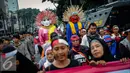 Dua ondel-ondel juga ikut dalam demo tolak Ahok di Jakarta, Rabu (21/9). Dalam aksinya mereka melakukan longmarch dari Raden Saleh menuju KPUD Jakarta. (Liputan6.com/Faizal Fanani)