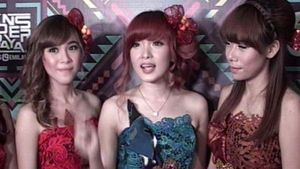 [VIDEO] Girl Band Cherrybelle dan Boy Band Smash Tampil beda di Ultah