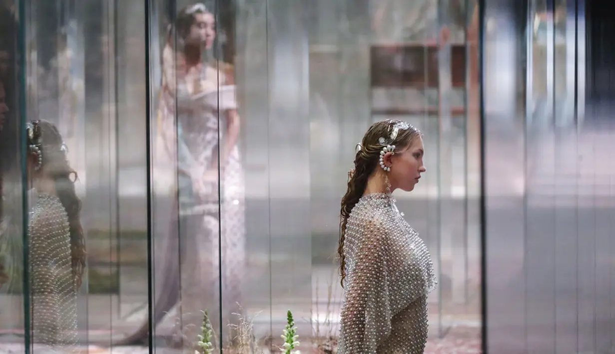 Model Lila Grace Moss mengenakan busana kreasi Fendi's Spring-Summer 2021 Haute Couture dalam acara Paris Fashion Week di Paris, Prancis, Rabu (27/1/2021). Paris Fashion Week 2021 digelar tanpa penonton karena kekhawatiran akan virus corona COVID-19. (AP Photo/Francois Mori)