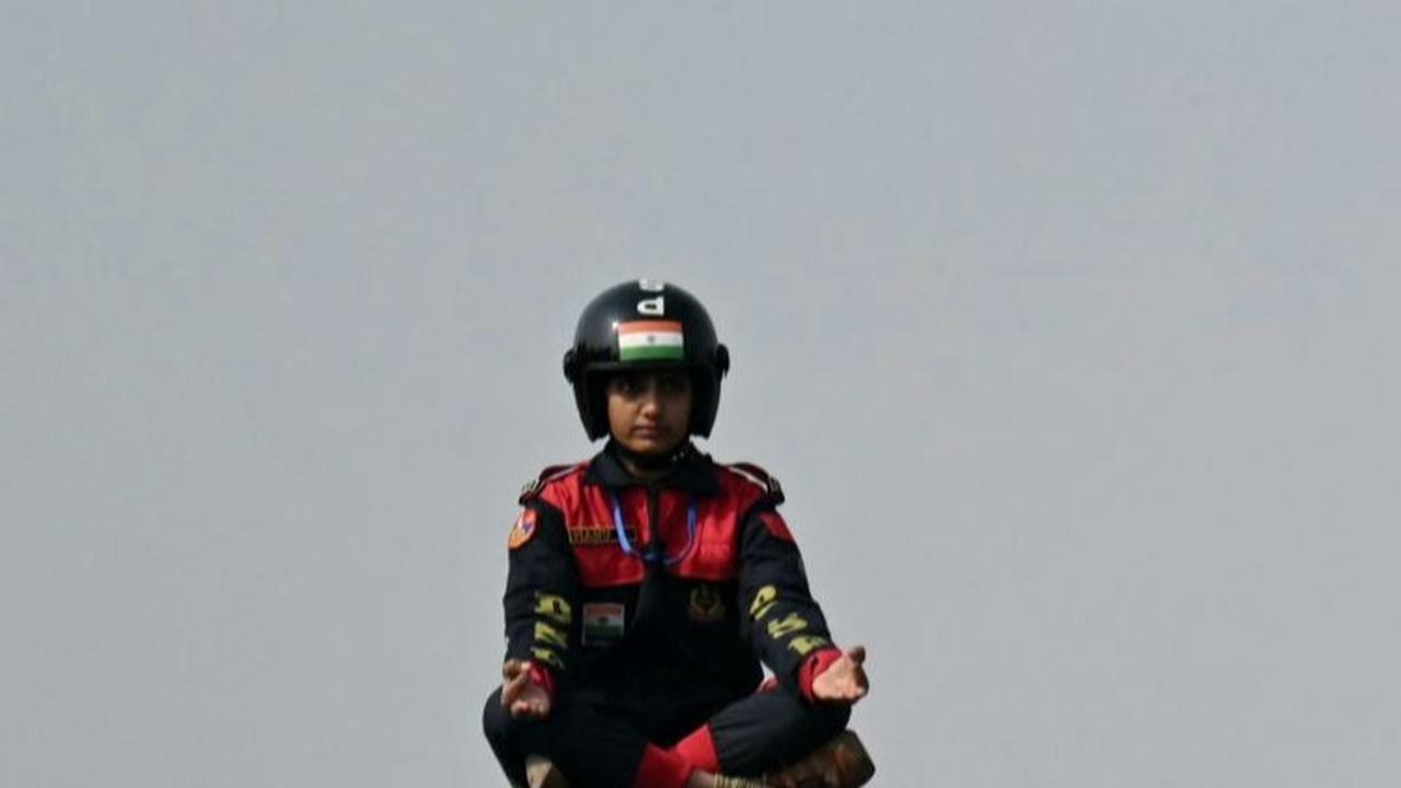 FOTO:  Persiapan Parade Hari Republik, Tentara Cantik India Pamer Manuver Menegangkan dan Menawan di Atas Motor