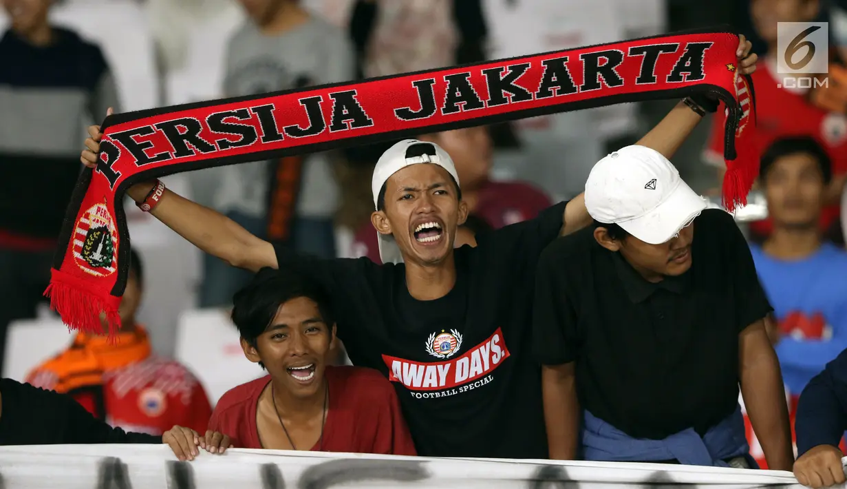 Suporter tim Macan Kemayoran bersorak menyaksikan kemenangan Persija atas Johor Darul Takzim pada lanjutan penyisihan Grup H Piala Asia 2018 di Stadion GBK, Jakarta, Selasa (10/4). Persija menang telak 4-0. (Liputan6.com/Helmi Fithriansyah)