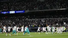 Para pemain Real Madrid melakukan selebrasi usai pertandingan leg kedua semifinal Liga Champions melawan Manchester City di stadion Santiago Bernabeu di Madrid, Spanyol, Kamis (5/5/2022). Madrid menang atas City 3-1 dan lolos ke babak final dengan agregat, 6-5, atas The Citizens. (AP Photo/Bernat Armangue)