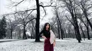Selain berdaster, Sarwendah juga tampil elegan dengan pakaian musim dingin. Seperti potret ini, ia terlihat stylish dalam paduan busana longsleeve warna hitam dengan celana cutbray merah maroon dan jaket warna putih. (Instagram/sarwendah29).
