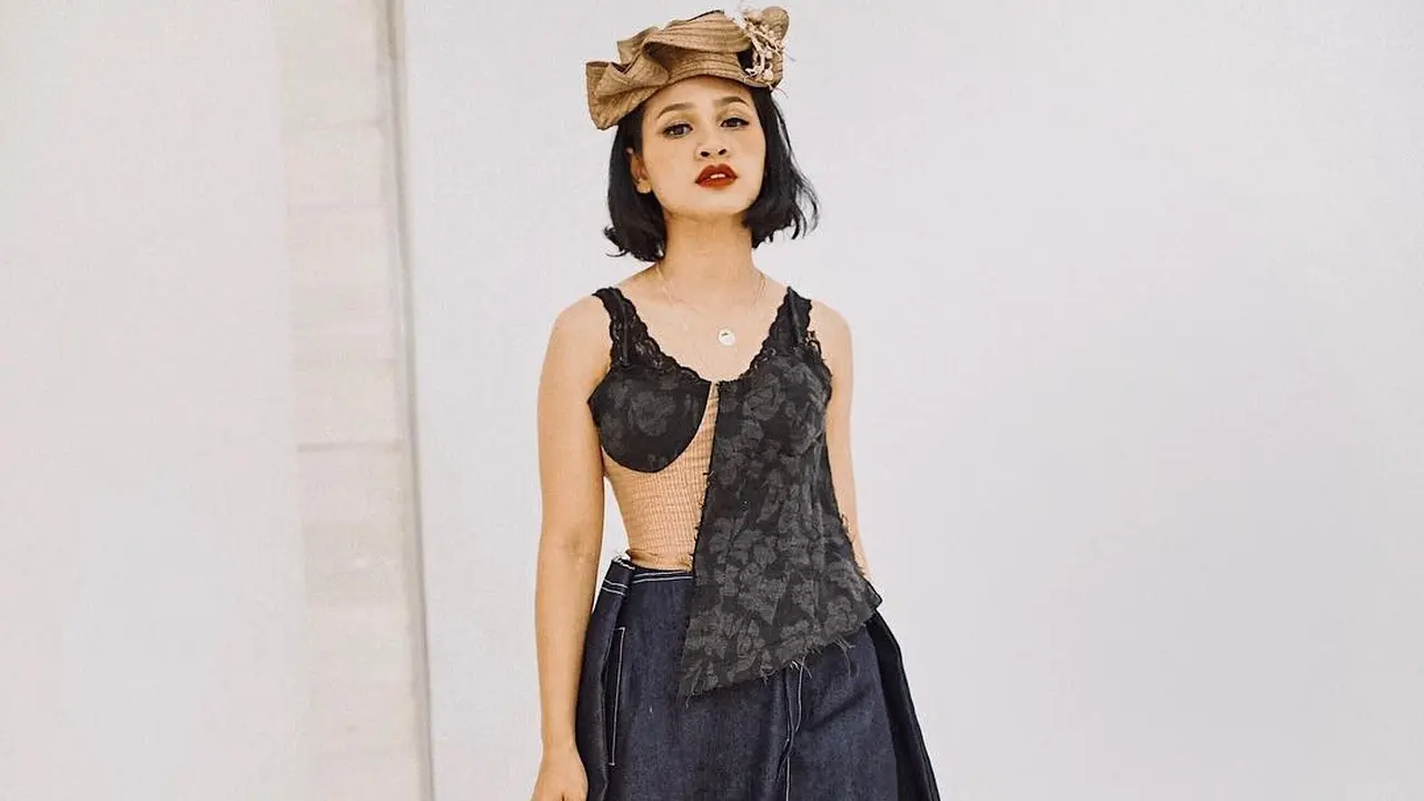 Outfit Keren dan Unik Andien di JFW 2019