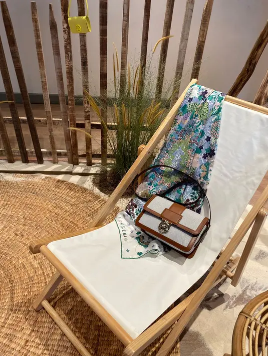 Terdapat juga suasana kedua yang bermain dengan kontras dalam semangat yang lebih meriah, glamor, dan sporty. Longchamp menyatakan kembali visinya tentang wanita yang cantik, sporty, dan sangat kontemporer. / Foto: Adinda Tri Wardhani - Fimela.com.