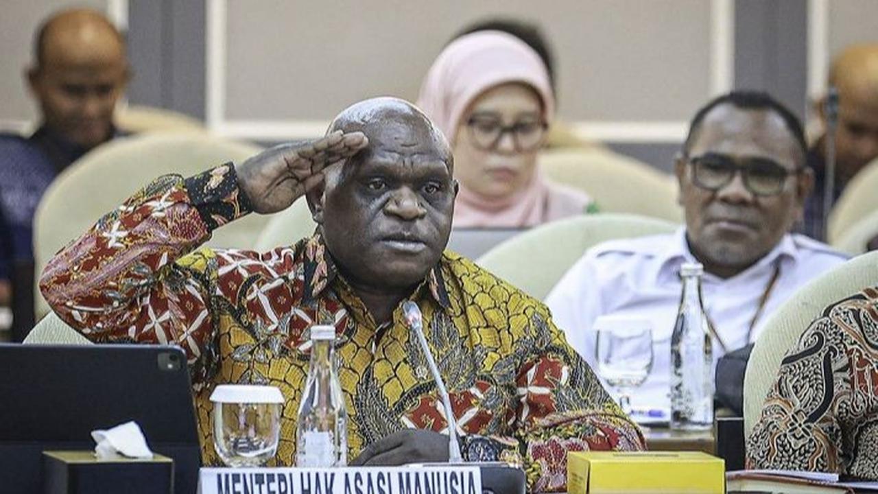 VIDEO: Kejutan Hormat Menteri HAM Natalius Pigai di DPR, Akui Dulu Oposisi & Sudah Terkenal