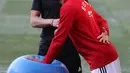 Pemain timnas Mesir Mohamed Salah bersama tim kesehatan melatih bahunya selama sesi pelatihan di stadion Akhmat Arena di Grozny (12/6). Meski masih dibekap cedera bahu, Salah tetap optimis dapat tampil di Piala Dunia 2018 Rusia. (AFP Photo/Karim Jaafar)