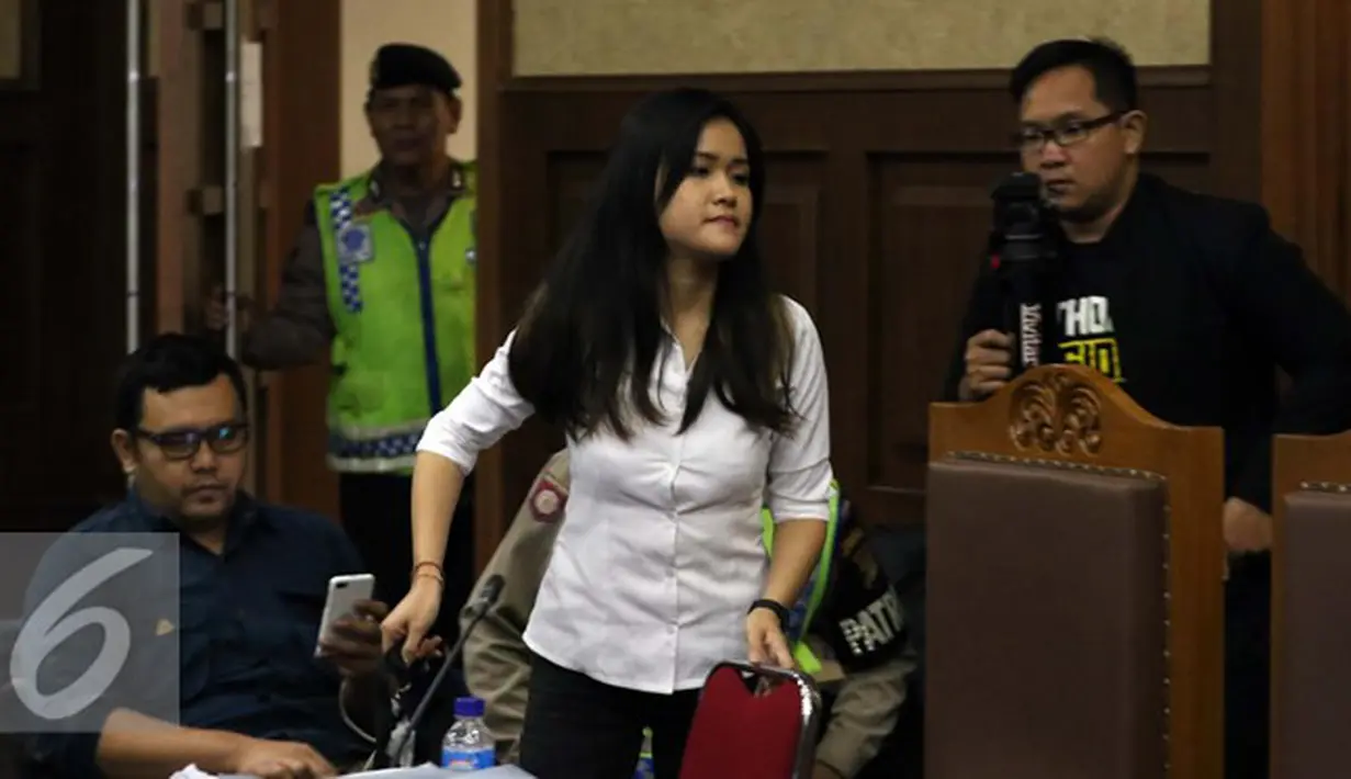 Jessica Kumala Wongso saat mengikuti sidang lanjutan kasus pembunuhan Mirna Salihin di PN Jakpus, Rabu, (21/9). Sidang menghadirkan saksi Ahli Patologi Forensik dari Australia, Michael David Robertsondi. (Liputan6.com/Helmi Afandi)