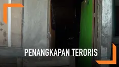 Densus 88 melakukan penangkapan seorang pria yang diduga sebagai teroris. Pria tersebut diduga sebagai pelaku pengeboman pos polisi Kartasura/