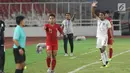 Pelatih Timnas Indonesia, Bima Sakti (tengah) memberi arahan pada timnya saat melawan Timor Leste pada laga penyisihan grup B Piala AFF 2018 di Stadion GBK, Jakarta, Selasa (13/11). Babak pertama berakhir imbang 0-0. (Liputan6.com/Helmi Fithriansyah)