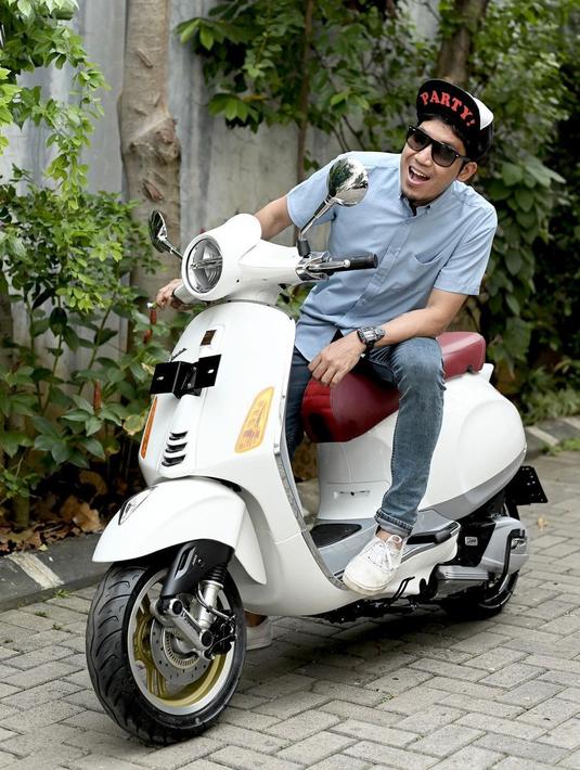 Piaggio Vespa Primavera Prepp Studio menjadi salah satu koleksi motor terbarunya. Motor ini merupakan hibah dari influencer ternama Arief Muhammad. (Source: Instagram/@desta80s)