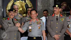 Kapolri Jenderal Pol Tito Karnavian (tengah) bersalam komando dengan Kepala Kepolisian Arab Saudi General Othman bin Nasser Al Mehrej di Jakarta, Selasa (18/4). Pertemuan untuk menindaklanjuti nota kesepahaman. (Liputan6.com/Helmi Fithriansyah)