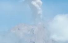 Potret Gunung Semeru Letuskan Kolom Abu Setinggi 700 Meter, Radius Aman 13 km dari Puncak