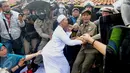 Seorang warga yang mencoba menghalangi penggusuran Pasar Ikan, Penjaringan, Jakarta, ditarik paksa oleh Satpol PP, Senin (11/4). Penertiban sempat diwarnai bentrokan antara petugas dan warga yang menolak penggusuran. (Liputan6.com/Gempur M Surya)