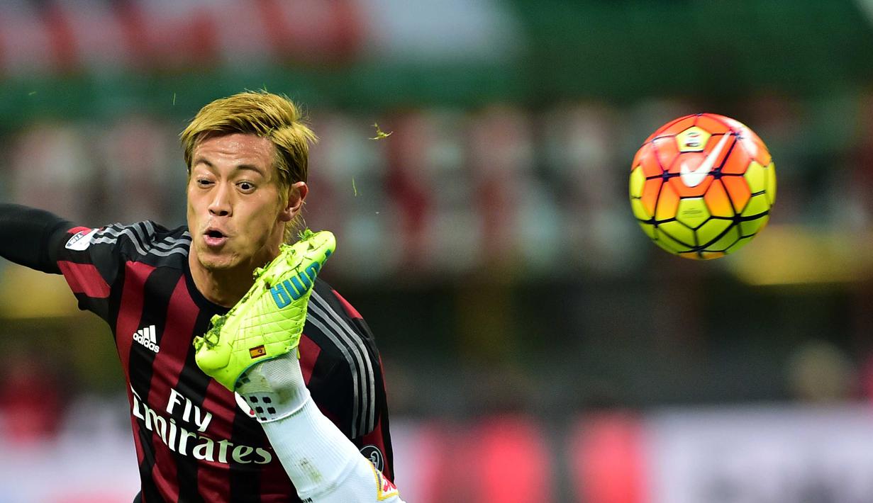 Pemain AC Milan, Keisuke Honda (kiri) berduel dengan kaki pemain Fiorentina, Marcos Alonso Mendoza  ada lanjutan liga Italia Seria A antara AC Milan dan Fiorentina di Stadion San Siro, Milan, Minggu (17/1/2016). (AFP Photo/Giuseppe Cacace)