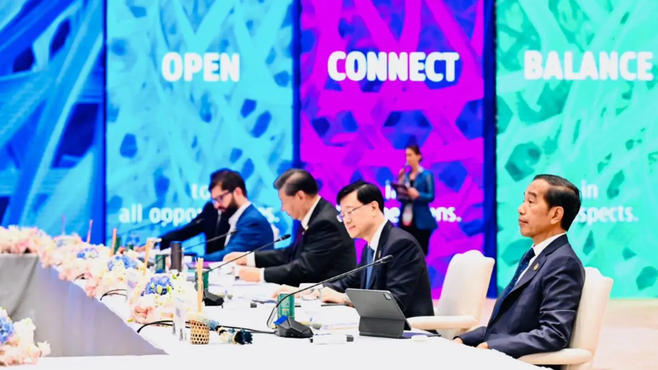 Menteri Koordinator Bidang Perekonomian Airlangga Hartarto kembali mendampingi Presiden Joko Widodo menghadiri Pertemuan Tingkat Tinggi APEC tahun ini pada 18-19 November 2022 di Bangkok. (Foto: Biro Pers Sekretariat Presiden)