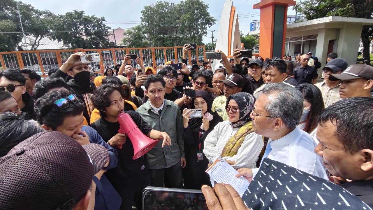 Mahasiswa UNM Adang Mobil Sekjen Kemendiktisaintek