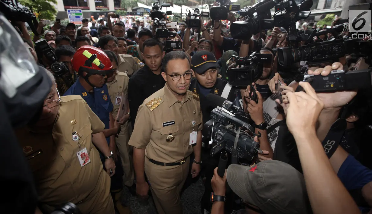 Gubernur DKI Jakarta Anies Baswedan saat meninjau Gedung Bursa Efek Indonesia (BEI), Jakarta, Senin (15/1). Menurut laporan, gedung BEI mengantongi izin Sertifikat Laik Fungsi (SLF) sejak 25 Mei 2017 hingga 25 Januari 2018. (Liputan6.com/Arya Manggala)