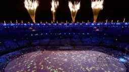 Kembang api terlihat meletus saat mengawali penutupan Olimpiade Rio 2016 di Stadion Maracana, Minggu (21/8). Setelah berlangsung selama dua pekan, Amerika Serikat akhirnya keluar sebagai juara umum. (REUTERS / Fabrizio Bensch)