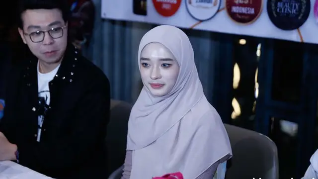 6 Potret Inara Rusli Putuskan Lepas Cadar, Parasnya yang Menawan Bikin Kagum