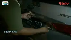 Warga di jalan Otista, Jatinegara, Jakarta Timur, panik saat mengevakuasi bocah yang terjebak di dalam mobil.