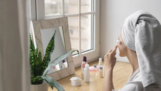 Seorang perempuan sedang menggunakan skincare routine setelah mandi (Foto Dok: Freepik/freepik)