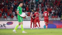 Selebrasi para pemain Timnas Indonesia setelah Rizky Ridho mencetak gol kedua ke gawang Brunei Darussalam pada laga putaran pertama Kualifikasi Piala Dunia 2026 Zona Asia di Stadion Utama Gelora Bung Karno (SUGBK), Kamis (12/10/2023) malam WIB. (Bola.com/M Iqbal Ichsan)