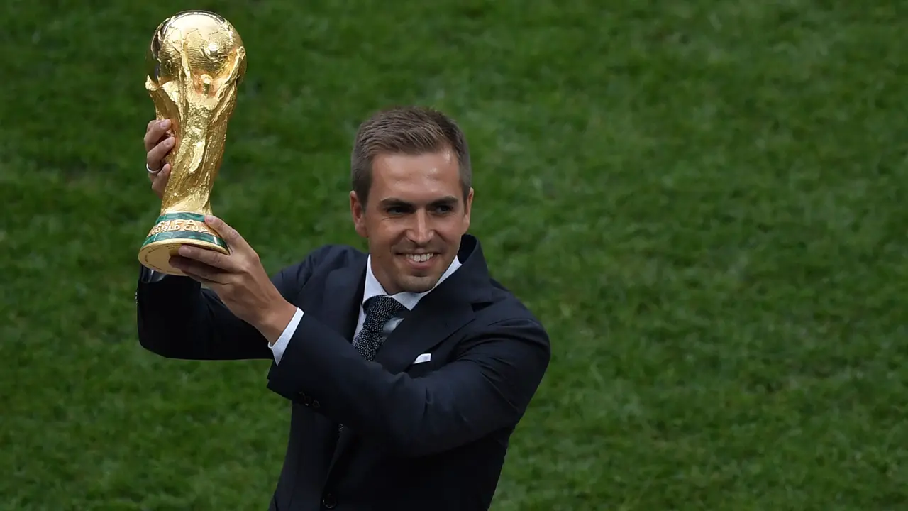 Model Rusia dan Mantan Kapten Jerman Persembahkan Trofi Piala Dunia