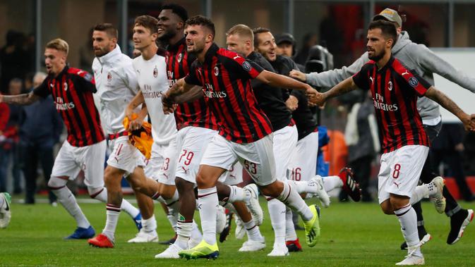Pemain AC Milan merayakan kemenangan atas AS Roma dalam Serie A Italia di Stadion San Siro, Milan, Jumat (31/8). AC Milan menaklukkan AS Roma dengan skor 2-1. (AP Photo/Antonio Calanni)