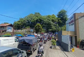 Ribuan pemudik dan wisatawan terjebak macet horor hingga 7 jam saat menuju kawasan pantai Palabuhanratu, Sukabumi, Jawa Barat. (Liputan6.com/Fira Syahrin)