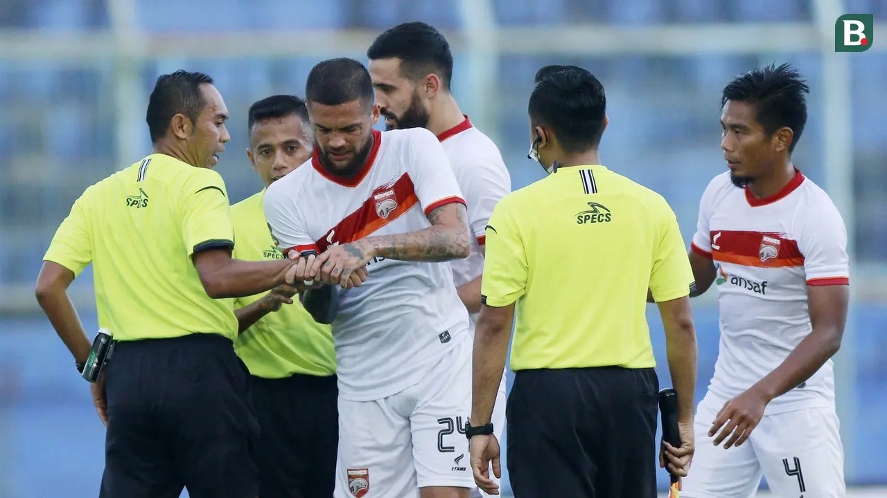 FOTO: PSM Makassar Lolos ke Perempatfinal usai Bermain Imbang 2-2 dengan Borneo FC - Diego Michiels; Wasit Asep Yandis